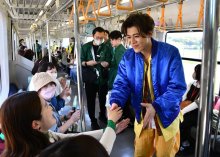 【動画あり】“千葉愛”新た紅白へ決意　歌手の新浜レオンさん　ＪＲ成田線で誕生日イベント　思い出深い佐原でライブも