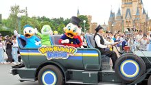 夢の国祝福ムード　園内周遊、ファンと交流　ドナルド誕生日イベント　東京ディズニーランド