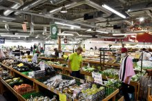 道の駅「水の郷さわら」一新　新鮮な野菜や肉ずらり　１５周年迎え直売所拡張