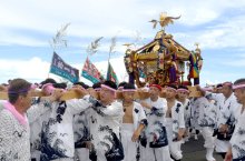 【動画あり】神輿や屋台漁師町熱気　勝浦大漁まつり威勢良く開幕　１５日まで合同祈願祭や船渡しも