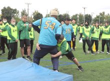 【写真多数】アメフトの醍醐味伝える　習志野高でオービックが体験会　タックル、パスキャッチなど
