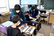 元気な筆で「正月」　高校生、児童に書き初め指導　市川　【師走スケッチ２０２５】