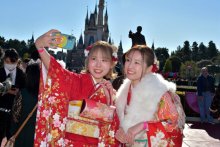 シンデレラ城前で決意　６年ぶり東京ディズニーランド成人式　【舞浜タイムズ１月号】