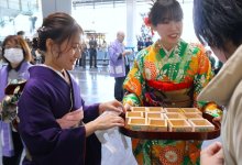 成田空港で正月気分　安全祈願、お屠蘇配る
