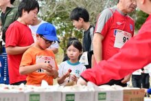 【写真複数あり】走ってイチゴ堪能　マラソンに親子ら２８００人　旬の特産品「甘くておいしい」　千葉市
