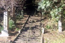 信仰対象の「軍荼利山」　波乗り“聖地”にぎわう　東浪見駅（ＪＲ外房線）　【駅から２ｋｍのおもしろ散歩　千葉地理学会】