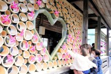 「結び目」駅、縁つなぐ♡　大多喜・上総中野駅に竹製オブジェ　健康、幸せ…風車に願い