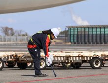 航空機の安全足元から　成田駐機場広範囲にごみ拾い　ＪＡＬグランドサービス　危険物回収リスク軽減へ活動強化
