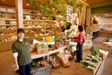 新しい食の拠点へ　香取「ザファームベース」オープン　新鮮野菜や全国の逸品４００種