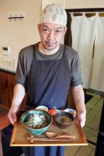 新鮮な特産モツで丼　滋養めし（横芝光町）　柔らか食感、優しい風味　【房総グルメ探訪】（４）