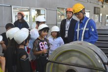 酒々井小児童、驚きと笑顔　安全運行の裏側興味津々　郷土の交通学ぶ　京成電鉄宗吾車両基地見学　