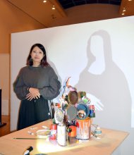 思いもしない“影”楽しんで　展示物背後にシルエット　アーティスト佐藤さん個展　船橋・アンデルセン公園（動画あり）