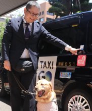 盲導犬同乗に理解促進　千葉県内タクシーに「ほじょ犬マーク」　普及させる会が贈呈