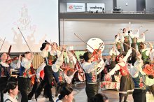 【写真多数あり】千葉市　開府９００年記念まつり　幕張総合オケ部「青オケ」コラボ　飯豊まりえさんら地元トークで盛り上げ