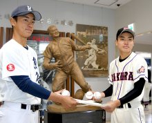 長嶋さんへ届け全力プレー　一周忌　母校佐倉高が追悼試合　「３」で集合写真