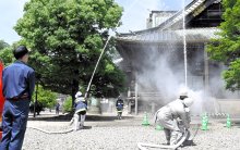 文化財火災から守れ　避難誘導、放水手順確認　成田山で消火訓練