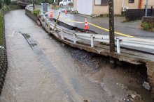 圏央道で土砂崩れ、千葉県内各地で通行止め　鉄道運転見合わせも　台風７号・８号影響、交通に乱れ