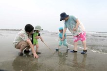 間もなく夏本番　九十九里町、千葉県内最速で海開き　波打ち際で満喫