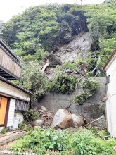 住人「ズルズルッという音が…」　大雨で家屋間に岩落下　２０メートルにわたり土砂崩れ　鴨川