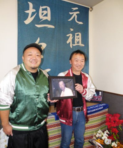 勝浦タンタンメンの元祖の店舗「江ざわ」を経営する江澤文彦さん（右）、正紀さん親子＝勝浦市