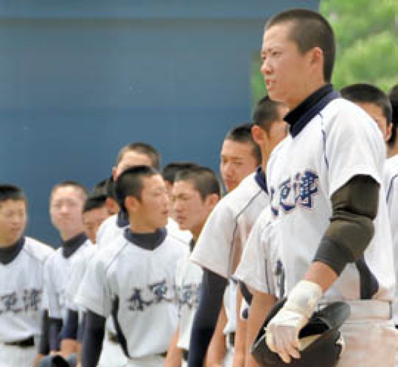 練習試合で敗戦。相手校へあいさつする新関主将（右手前）＝６月、市原市のゼットエーボールパーク