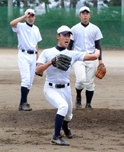 守備の練習に励む千葉黎明・池田＝千葉黎明高