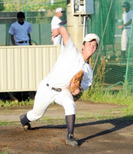 投球練習をする千葉学芸・池田清良＝千葉学芸高総合グラウンド