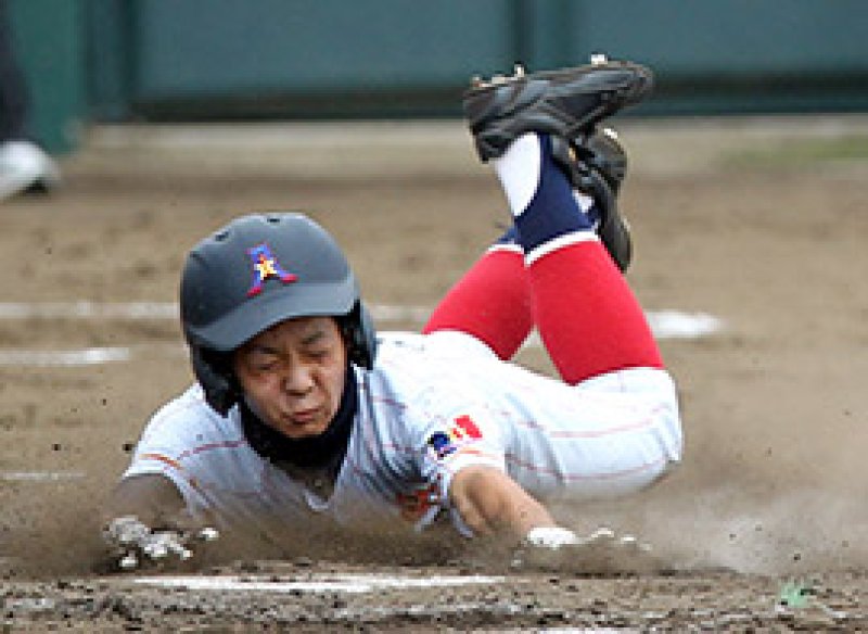あずさ第一－船橋豊富　１回表あずさ第一２死一二塁、松井の左前適時打で二走に続き一走鵜ノ沢も一気にかえり５点目を挙げる＝袖ケ浦