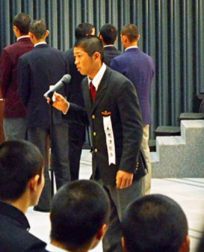 抽選番号を読み上げる木更津総合・大野晃輝主将＝大阪市北区