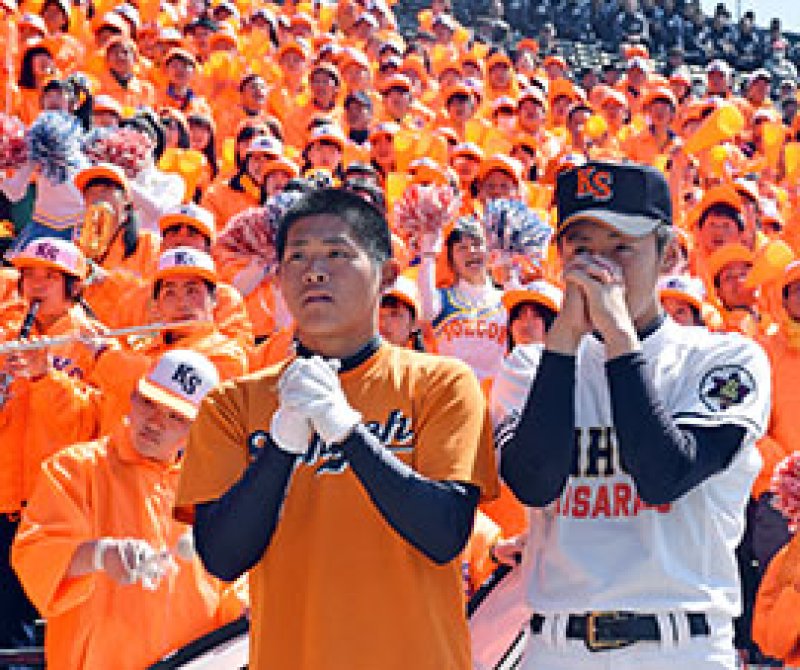 試合終盤で逆転を願う野球部員ら。アルプススタンドからの声援は最後まで途切れることはなかった＝２７日午前、兵庫県西宮市の阪神甲子園球場
