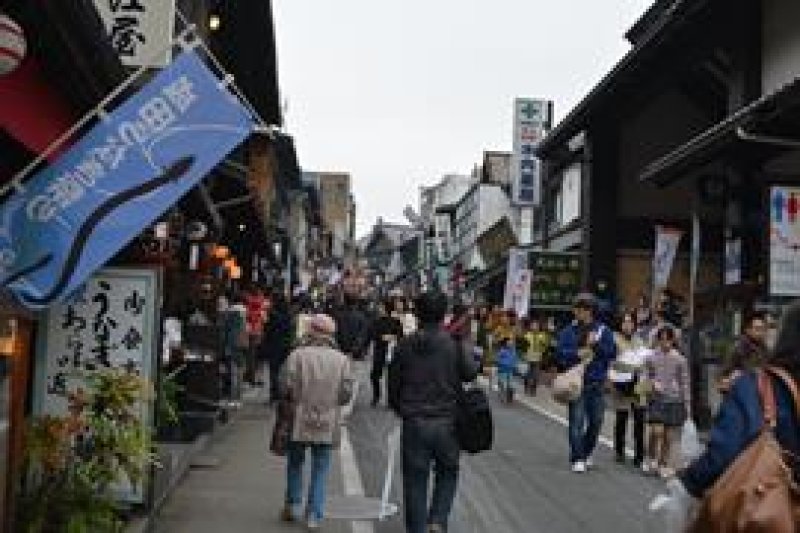 にぎわう成田山新勝寺の参道