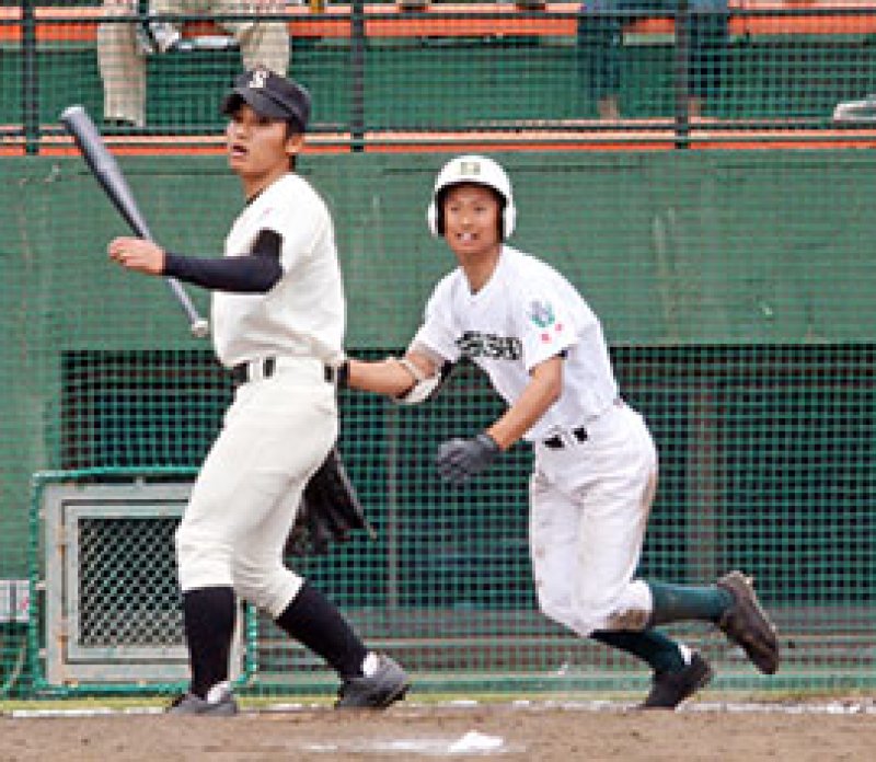 専大松戸－沼南　６回裏専大松戸１死一塁、高田が中越えに適時二塁打を放つ。投手岩下＝県総合ＳＣ