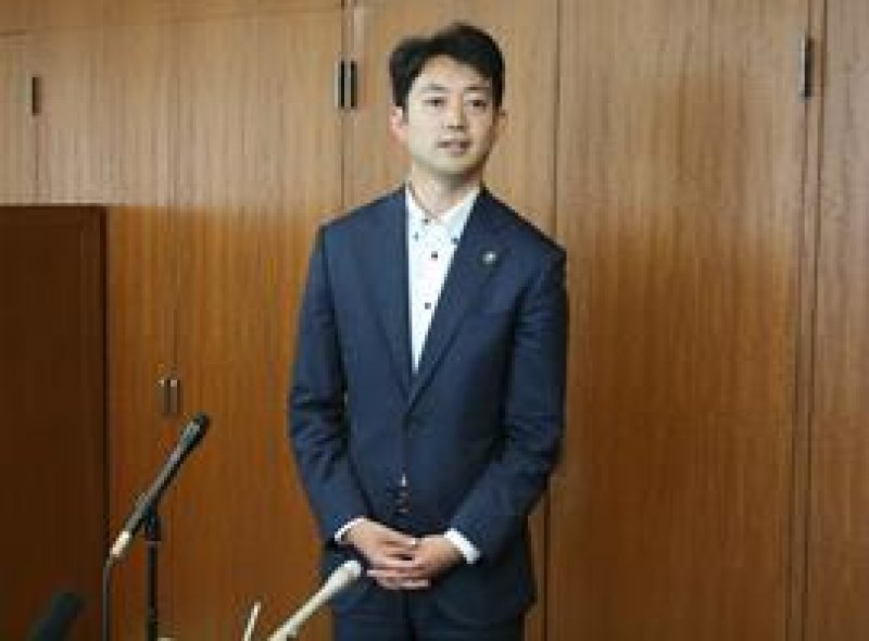 取材に答える熊谷市長＝８日、千葉市