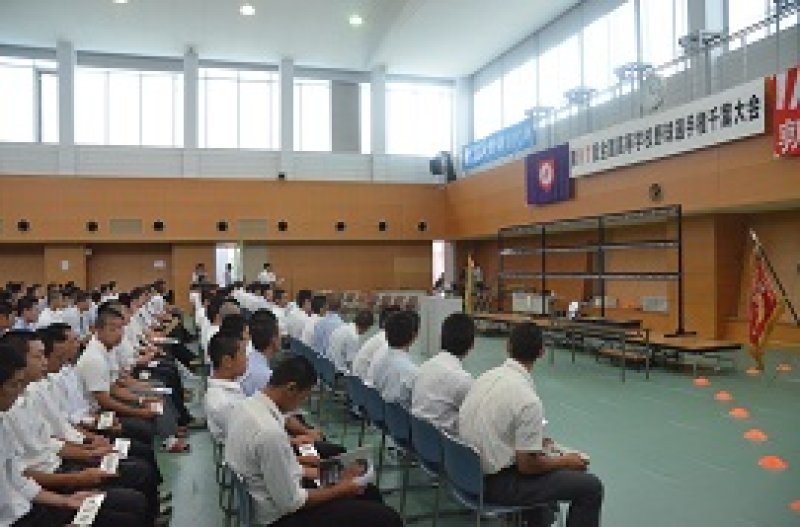 各チーム主将らが集まり、緊張感に包まれる組み合わせ抽選会場＝１９日、千葉市稲毛区
