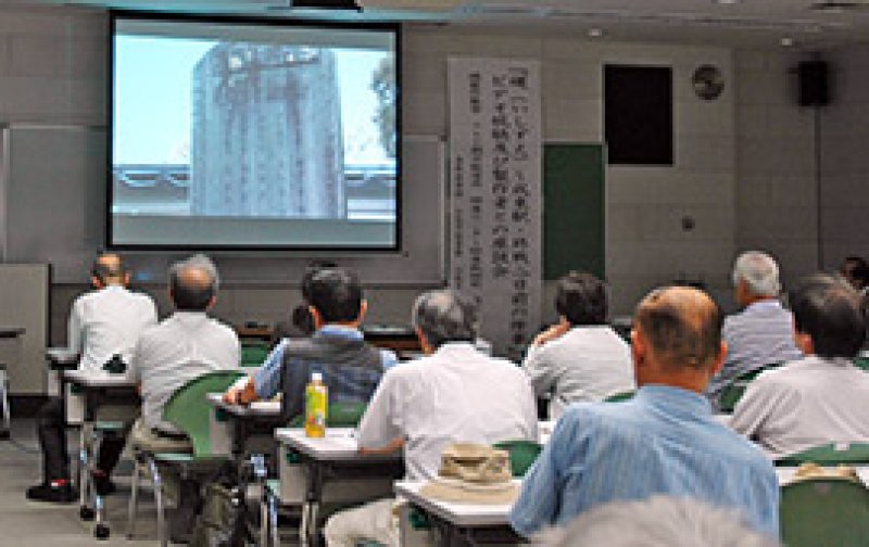 成東駅爆破事件に関するＤＶＤを見る会が開かれた＝山武市