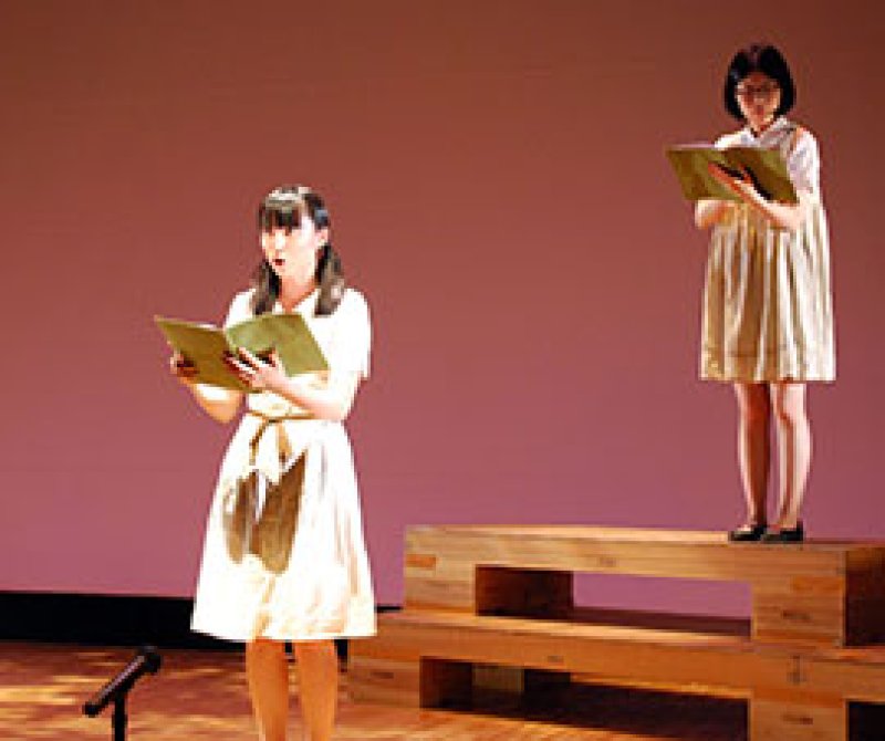 朗読劇でせりふを読み上げる出演者＝９日、柏市のアミュゼ柏クリスタルホール