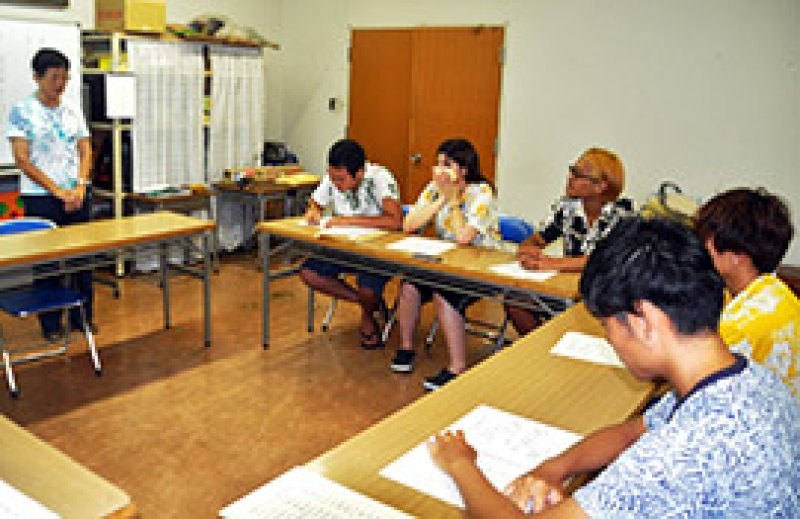 語り部「さくら貝」から聞き取りをする立教大学広告研究会のメンバー＝館山市北条の館山市立図書館