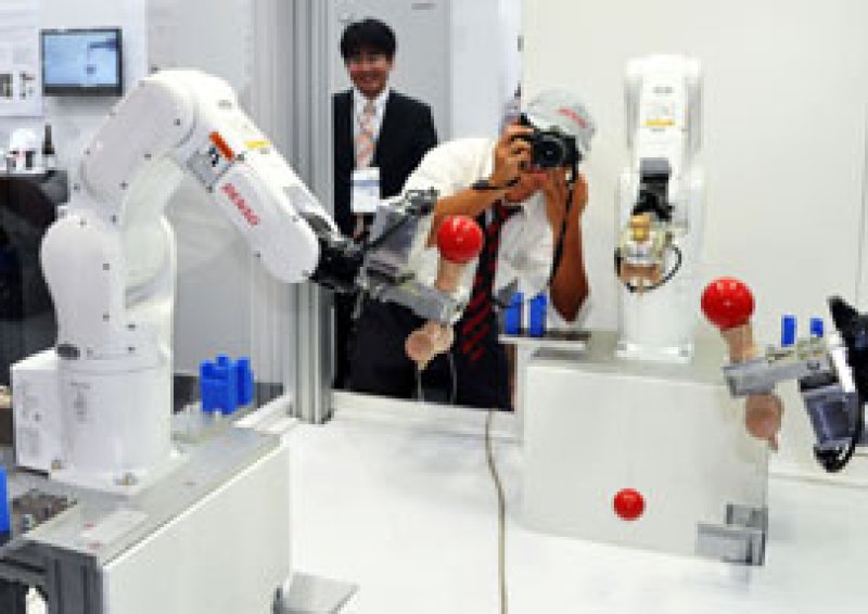デンソーが公開した「けん玉ロボット」＝千葉市美浜区の幕張メッセ（共同）