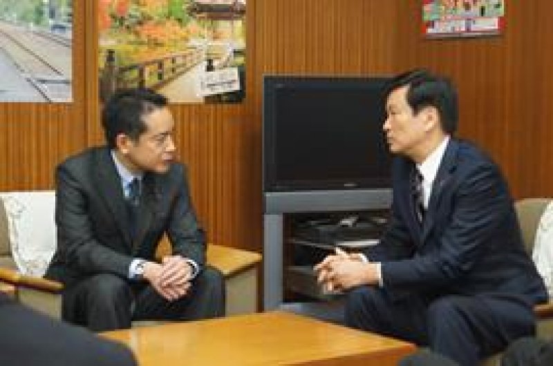 森田健作知事（右）を訪問した井上信治環境副大臣＝１３日、県庁