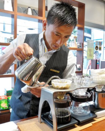コーヒーをハンドドリップする梶さん＝船橋市のドトールコーヒーショップ船橋駅南口店