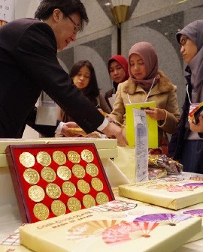 チョコレートの説明を受ける来場者＝２５日、千葉市美浜区の幕張メッセ