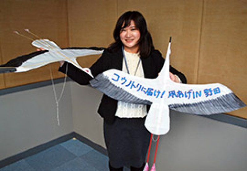 教室で制作するコウノトリ凧