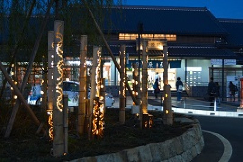 竹灯籠の優しい明かりがともされた佐原駅前広場＝５日夜、香取市佐原イ