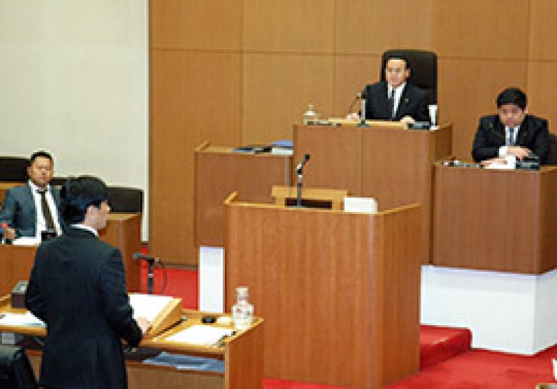八千代市議会の百条委員会で秋葉市長に対する証人喚問が行われた＝１１月２４日、市議会本会議場