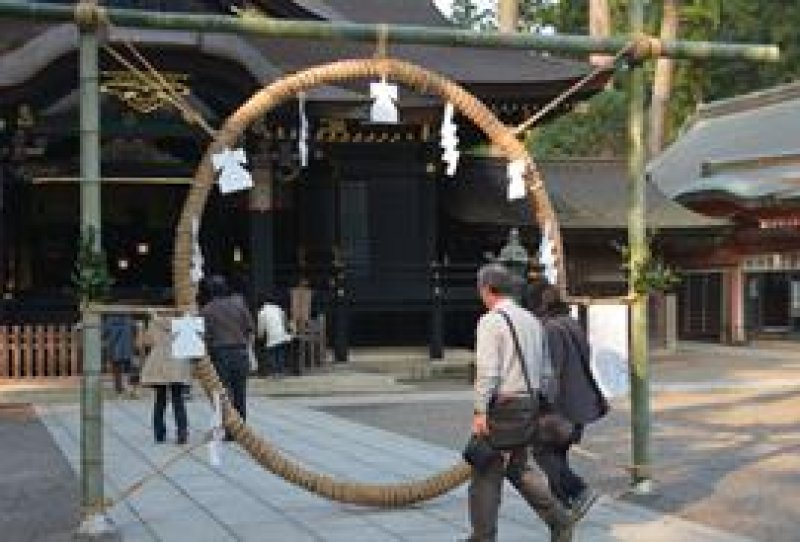 香取神宮の境内に設置された大きな「茅の輪」＝１６日、香取市香取