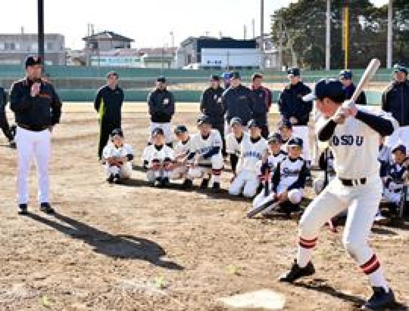 中学生に打撃指導する篠塚さん（左）＝銚子市野球場
