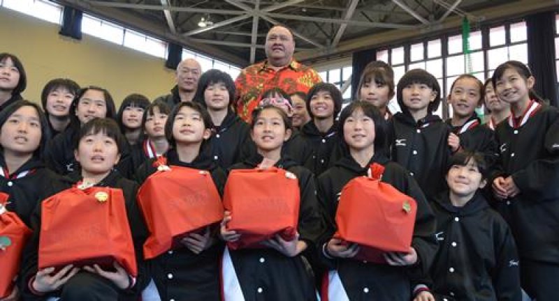 元横綱のプロレス熱気　曙さん、香取の応援大使に