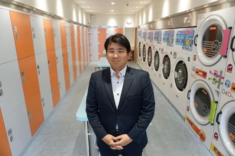 貸しロッカーなどを備えた東京都江戸川区の店舗と高梨社長
