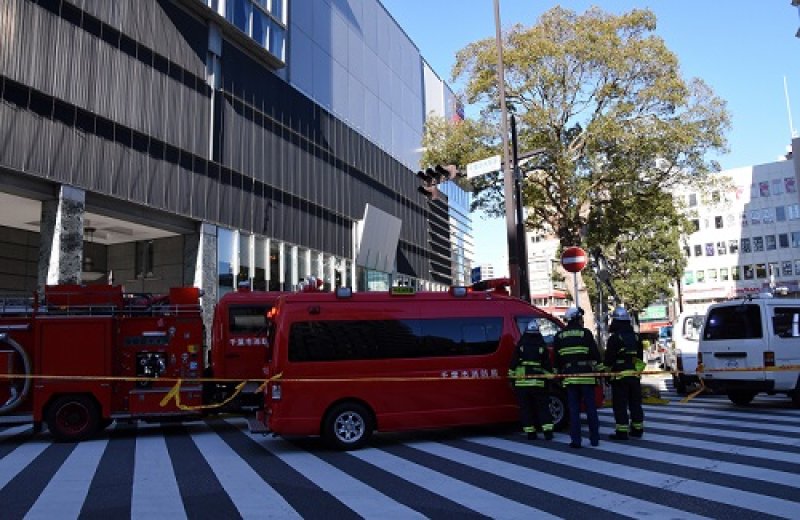 不審物が見つかり騒然とする京成千葉中央駅東口ロータリー＝２８日午前９時５５分ごろ、千葉市中央区
