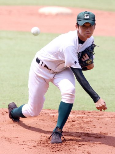 第９７回選手権千葉大会決勝の習志野戦で力投する専大松戸の原＝２０１５年７月２６日、ＱＶＣ